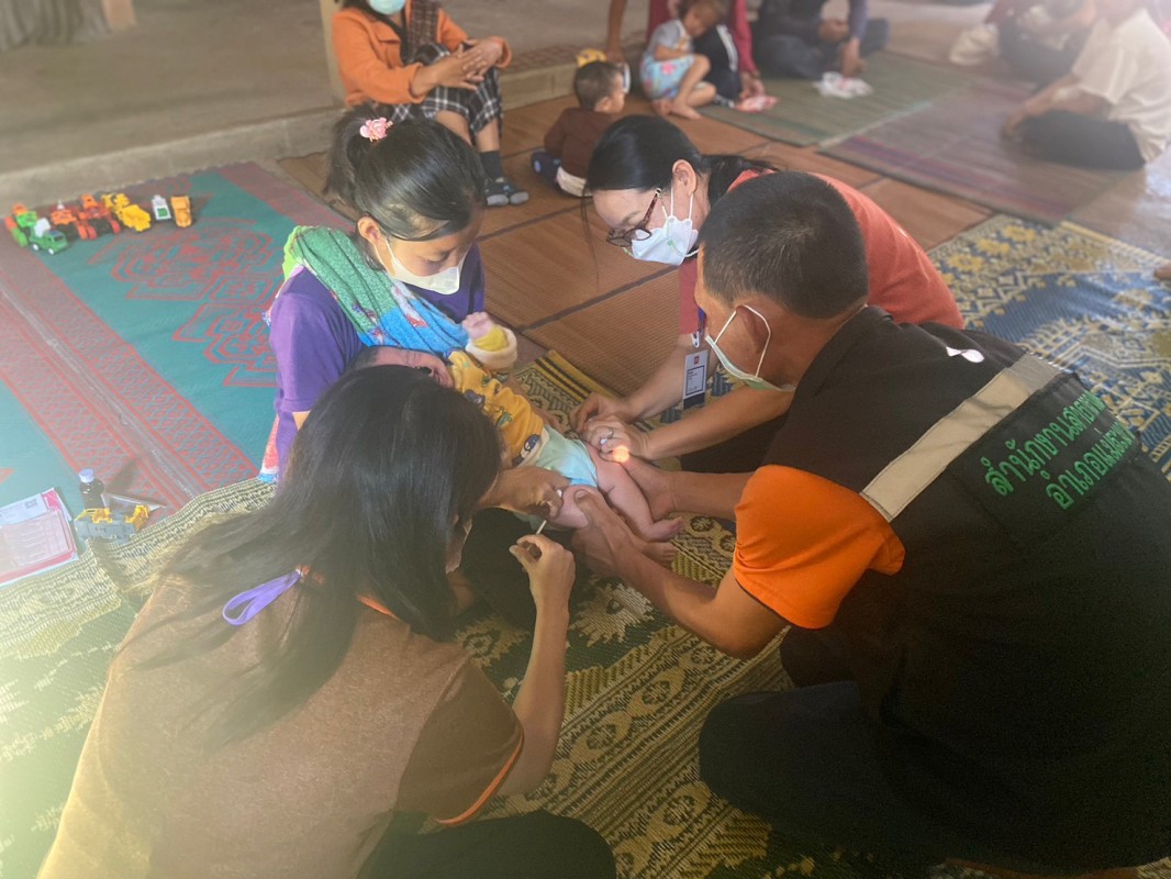 1/11/67 รพ.สต.บ้านสันป่าไร่ ออกหน่วยฉีดวัคซีนเด็กอายุ 2 เดือน ถึง 4 ปี เขต สสช.ห้วยกระทิง ที่ หมู่ 6 บ้านห้วยกระทิง จำนวน 14 ราย และ เจาะเลือดตรวจ Hct , จ่ายยา para syr , ferrous syr , แจกของเล่นให้เด็ก ๆ ทุกคน