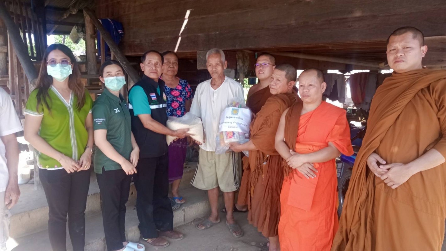 10/1/67 จนท.รพ.สต.บ้านสันป่าไร่ร่วมกับคณะสงฆ์วัดทุ่งมะขามป้อมและคณะกรรมการศูนย์พัฒนาและฟื้นฟูคุณภาพชีวิตผู้สูงอายุและคนพิการตำบลพระธาตุมอบข้าวสารและอาหารแห้งแก่ผู้สูงอายุและผู้พิการหมู่ที่3บ้านป่าไร่เหนือและหมู่ที่5บ้านสันป่าไร่