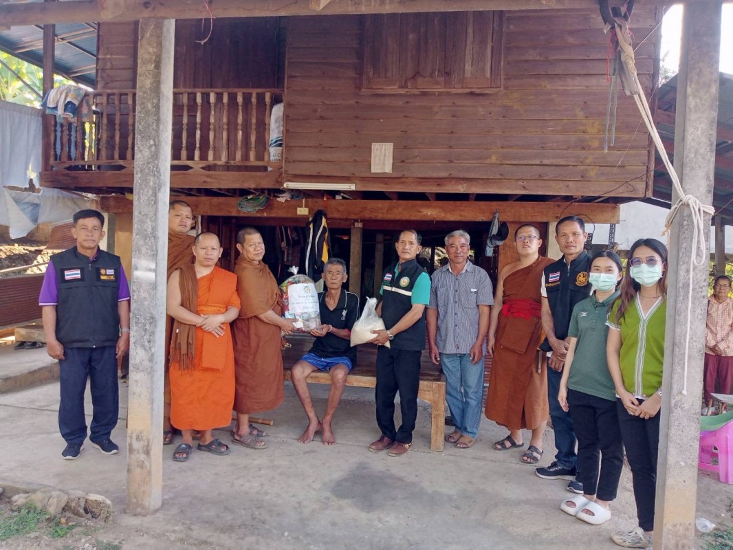 10/1/67 จนท.รพ.สต.บ้านสันป่าไร่ร่วมกับคณะสงฆ์วัดทุ่งมะขามป้อมและคณะกรรมการศูนย์พัฒนาและฟื้นฟูคุณภาพชีวิตผู้สูงอายุและคนพิการตำบลพระธาตุมอบข้าวสารและอาหารแห้งแก่ผู้สูงอายุและผู้พิการหมู่ที่3บ้านป่าไร่เหนือและหมู่ที่5บ้านสันป่าไร่