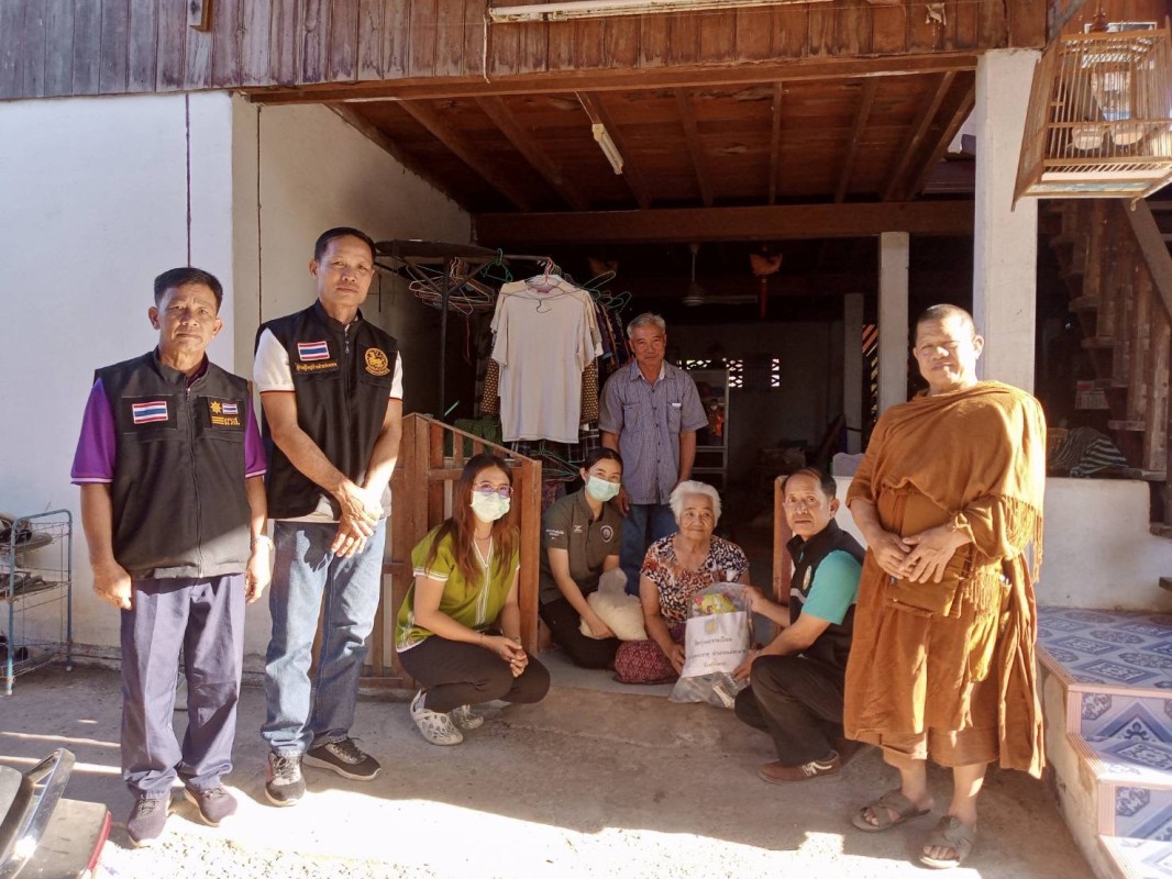 10/1/67 จนท.รพ.สต.บ้านสันป่าไร่ร่วมกับคณะสงฆ์วัดทุ่งมะขามป้อมและคณะกรรมการศูนย์พัฒนาและฟื้นฟูคุณภาพชีวิตผู้สูงอายุและคนพิการตำบลพระธาตุมอบข้าวสารและอาหารแห้งแก่ผู้สูงอายุและผู้พิการหมู่ที่3บ้านป่าไร่เหนือและหมู่ที่5บ้านสันป่าไร่