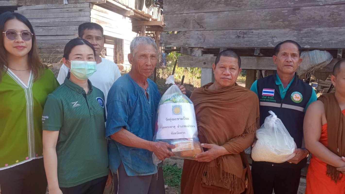 10/1/67 จนท.รพ.สต.บ้านสันป่าไร่ร่วมกับคณะสงฆ์วัดทุ่งมะขามป้อมและคณะกรรมการศูนย์พัฒนาและฟื้นฟูคุณภาพชีวิตผู้สูงอายุและคนพิการตำบลพระธาตุมอบข้าวสารและอาหารแห้งแก่ผู้สูงอายุและผู้พิการหมู่ที่3บ้านป่าไร่เหนือและหมู่ที่5บ้านสันป่าไร่