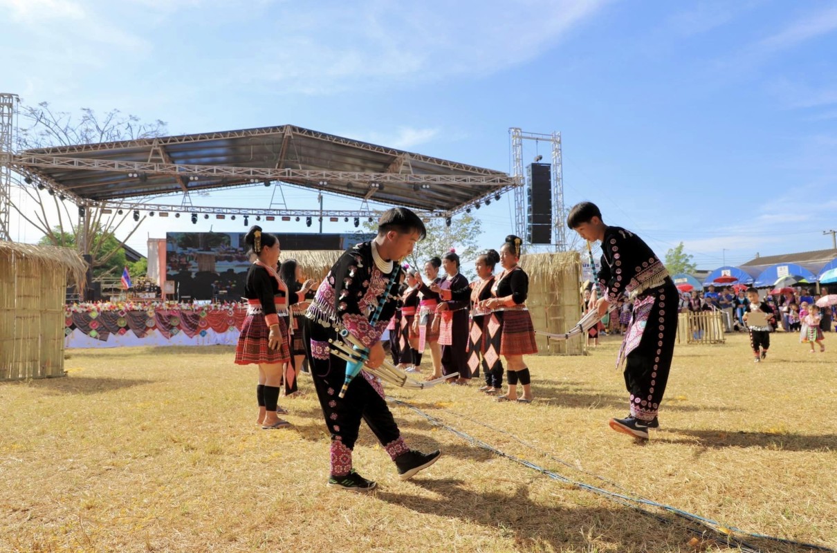 นายวีระชัย ก้องพนาไพรสณฑ์ ผู้แทนนายกองค์การบริหารส่วนจังหวัดตาก เป็นประธานเปิดงานประเพณีปีใหม่ม้งอำเภอแม่สอด ประจำปีงบประมาณ พ.ศ. 2567 ณ สนามกลางหมู่บ้าน บ้านเจดีย์โคะ ตำบลมหาวัน อำภอแม่สอด จังหวัดตาก