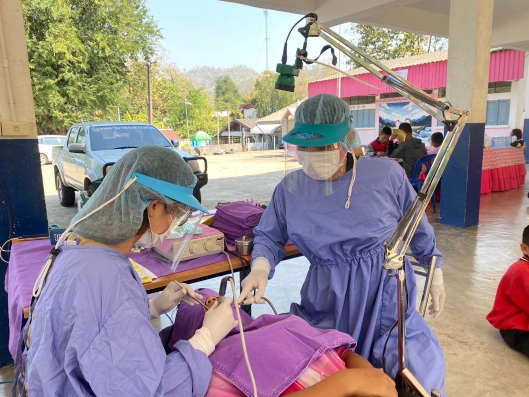 15/ก.พ./67 จนท.ทันตสาธารณสุข รพ.สต.บ้านสันป่าไร่ ร่วมกับทีมทันตสาธารณสุข อ.แม่ระมาด ออกหน่วยทันตกรรมเคลื่อนที่ ที่รร.บ้านป่าไร่เหนือ มีการให้บริการนักเรียน จำนวน 84 ราย ดังนี้ ขูดหินน้ำลาย จำนวน 56 ราย อุดฟัน จำนวน 44 ราย 90 ซี่ เคลือบหลุมร่องฟัน จำนวน 25