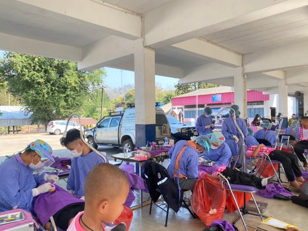 15/ก.พ./67 จนท.ทันตสาธารณสุข รพ.สต.บ้านสันป่าไร่ ร่วมกับทีมทันตสาธารณสุข อ.แม่ระมาด ออกหน่วยทันตกรรมเคลื่อนที่ ที่รร.บ้านป่าไร่เหนือ มีการให้บริการนักเรียน จำนวน 84 ราย ดังนี้ ขูดหินน้ำลาย จำนวน 56 ราย อุดฟัน จำนวน 44 ราย 90 ซี่ เคลือบหลุมร่องฟัน จำนวน 25