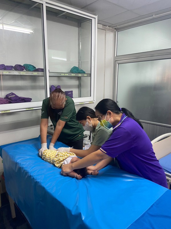 6 มี.ค.67 รพ.สต.บ้านสันป่าไร่ ให้บริการฉีดวัคซีนเด็กอายุ 2 เดือน ถึง 4 ปี จำนวน 24 ราย และ ตรวจสุขภาพช่องปาก , เคลือบฟลูออไรด์ , ให้ทันตสุขศึกษาแก่ผู้ปกครองเด็ก , เจาะเลือดตรวจ hct , ยืนยันตัวตน(Authen) , จ่ายยา para syr และ ferrous syr