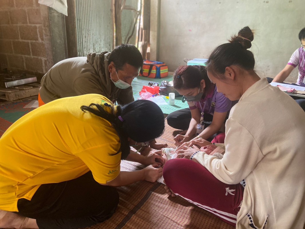 7 มี.ค.67 รพ.สต.บ้านสันป่าไร่ ออกหน่วยฉีดวัคซีนเด็กอายุ 2 เดือน ถึง 4 ปี เขตหมู่ 6 บ้านห้วยกระทิง ต.พระธาตุ จำนวน 13 ราย