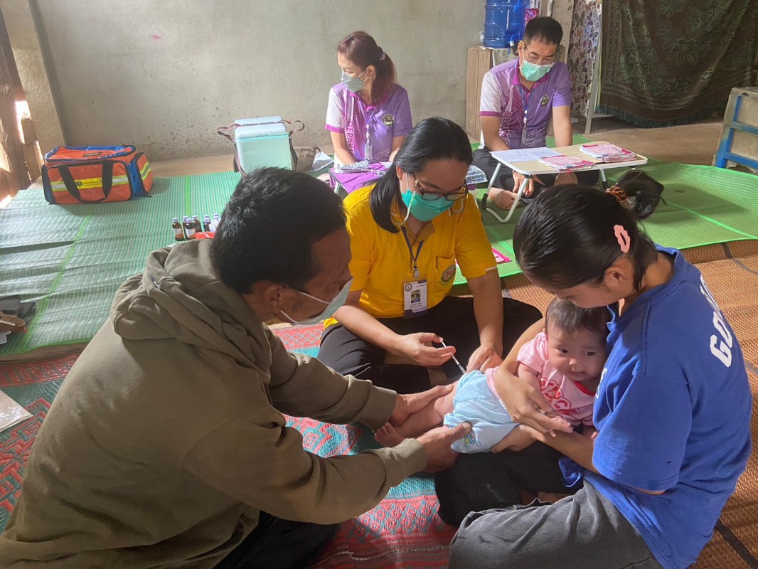 7 มี.ค.67 รพ.สต.บ้านสันป่าไร่ ออกหน่วยฉีดวัคซีนเด็กอายุ 2 เดือน ถึง 4 ปี เขตหมู่ 6 บ้านห้วยกระทิง ต.พระธาตุ จำนวน 13 ราย