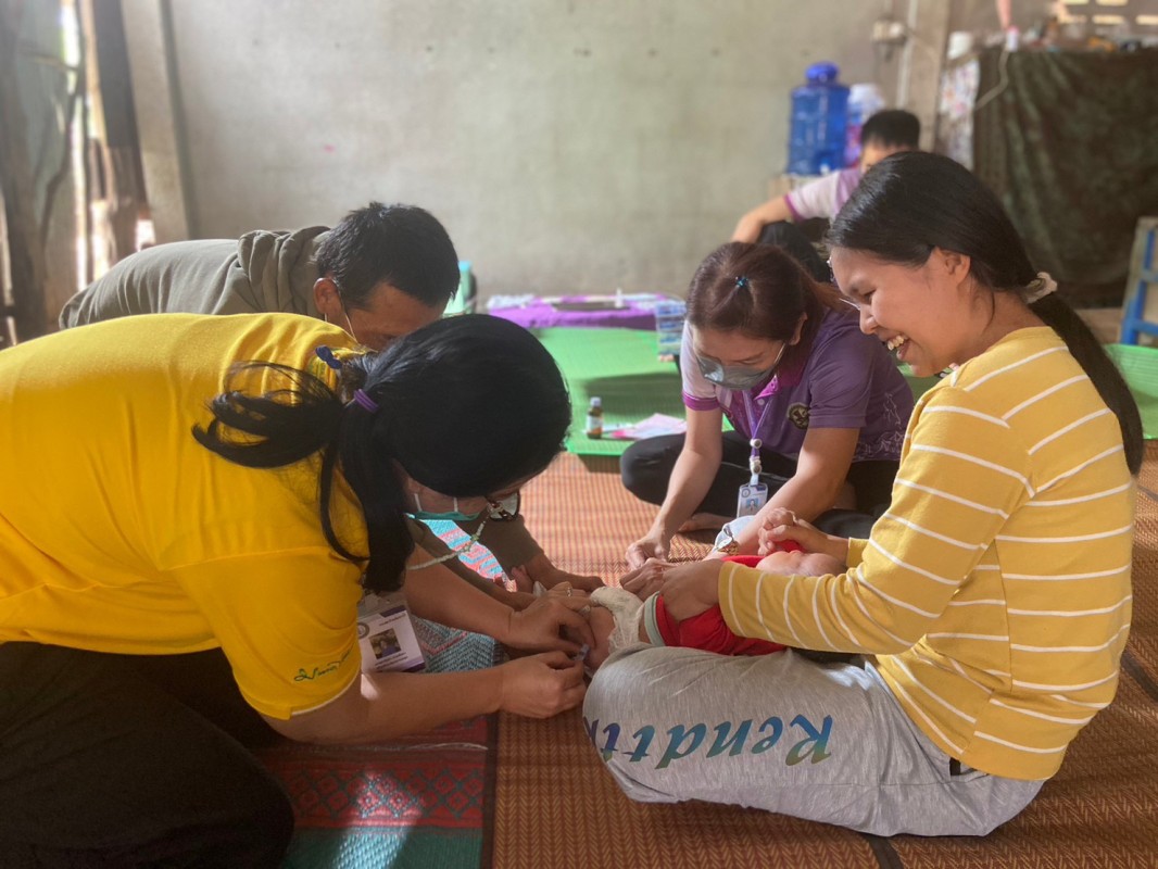 7 มี.ค.67 รพ.สต.บ้านสันป่าไร่ ออกหน่วยฉีดวัคซีนเด็กอายุ 2 เดือน ถึง 4 ปี เขตหมู่ 6 บ้านห้วยกระทิง ต.พระธาตุ จำนวน 13 ราย