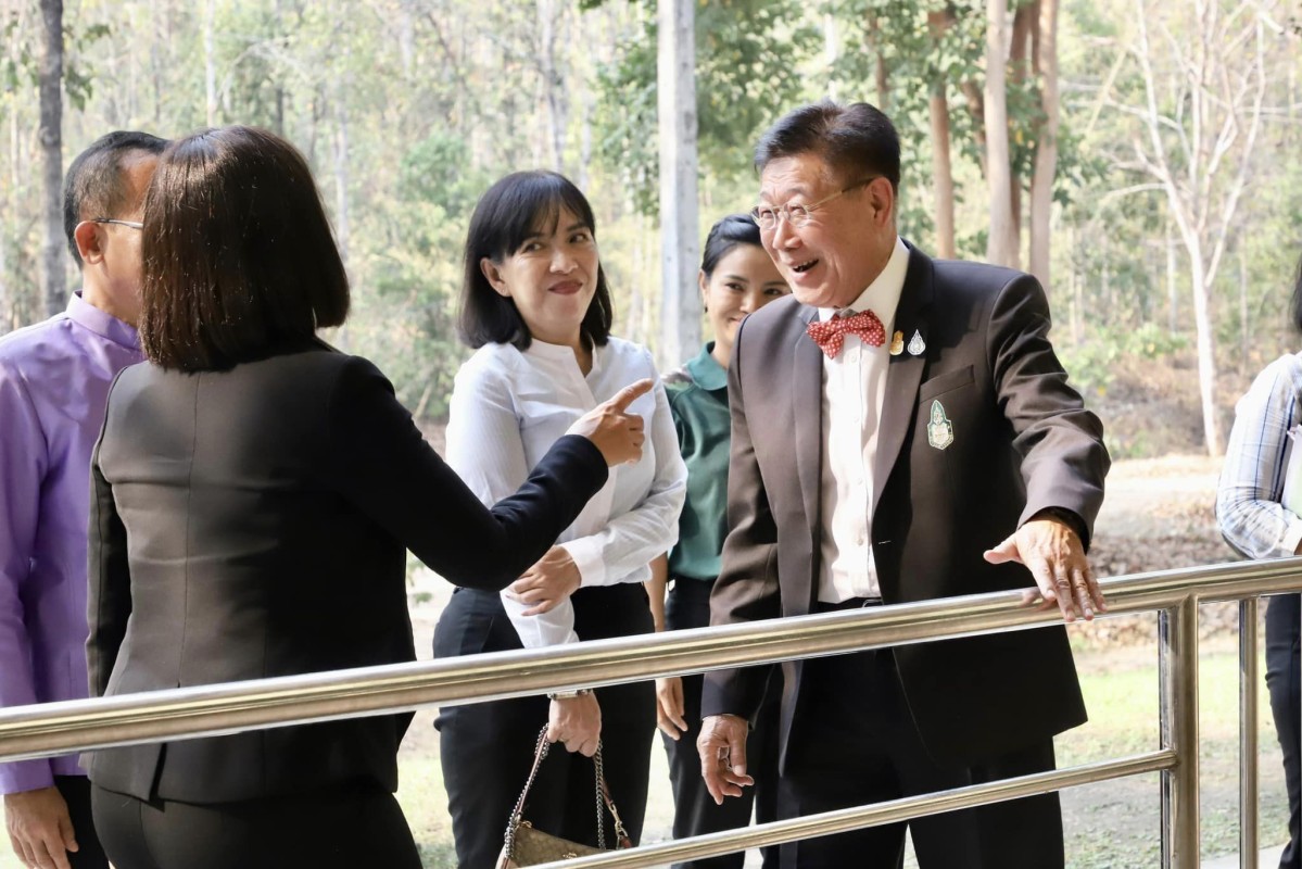 นายกองค์การบริหารส่วนจังหวัดตาก ในฐานะ ผู้อำนวยการอุทยานธรณีไม้กลายเป็นหินตาก ร่วมให้การต้อนรับ นางชื่นชีวัน ลิมป์ธีระกุล ผู้ตรวจราชการสำนักนายกรัฐมนตรี เขตตรวจราชการที่ 17 และคณะ 