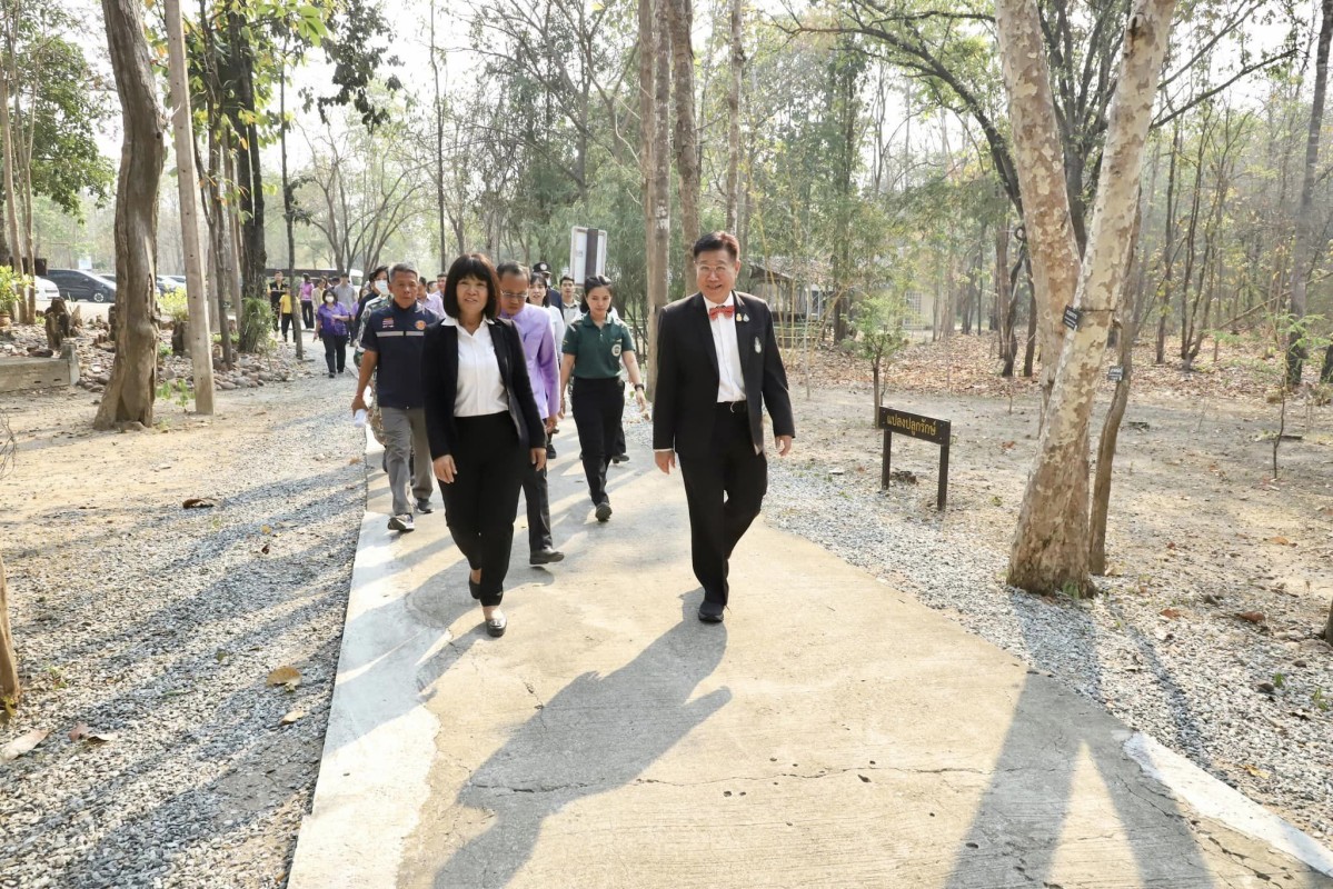 นายกองค์การบริหารส่วนจังหวัดตาก ในฐานะ ผู้อำนวยการอุทยานธรณีไม้กลายเป็นหินตาก ร่วมให้การต้อนรับ นางชื่นชีวัน ลิมป์ธีระกุล ผู้ตรวจราชการสำนักนายกรัฐมนตรี เขตตรวจราชการที่ 17 และคณะ 