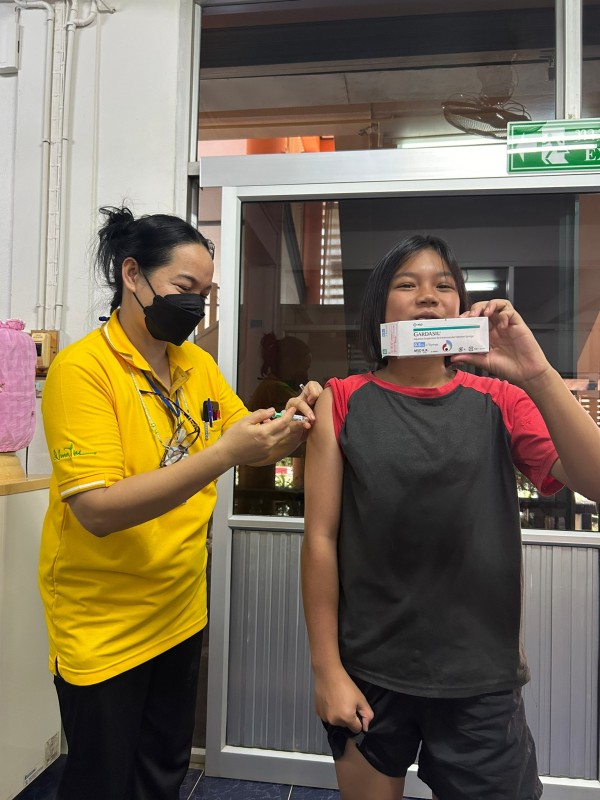 วันที่ 15 - 25 มี.ค.67 รพ.สต.บ้านสันป่าไร่ ทยอยฉีดวัคซีนป้องกันมะเร็งปากมดลูก( HPV ) เข็ม 2 ให้นักเรียนหญิงไทยอายุต่ำกว่า 15 ปี ในเขตรับผิดชอบ 7 โรงเรียน จำนวนรวมทั้งหมด 21 ราย ครบเรียบร้อยแล้ว