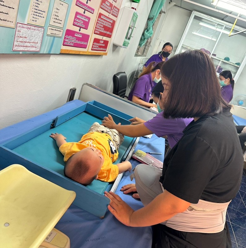 10 เม.ย.67 รพ.สต.บ้านสันป่าไร่ ฉีดวัคซีนเด็กอายุ 2 เดือน ถึง 4 ปี จำนวน 20 ราย และตรวจสุขภาพช่องปาก , เคลือบฟลูออไรด์ , ให้ทันตสุขศึกษาแก่ผู้ปกครองเด็ก , เจาะเลือดตรวจ Hct , จ่ายยา para syr และ ferrous syr , ยืนยันตัวตน