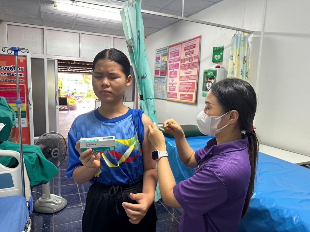 21 พ.ค.2567 รพ.สต.บ้านสันป่าไร่ เจาะเลือดผู้ป่วยโรคความดันโลหิตสูง ที่รับยาที่ รพ.สต. ( กลุ่ม 3 ) จำนวน 21 ราย และฉีดวัคซีนป้องกันโรคมะเร็งปากมดลูก(HPV) เข็ม 2 นักเรียนหญิง จำนวน 20 ราย