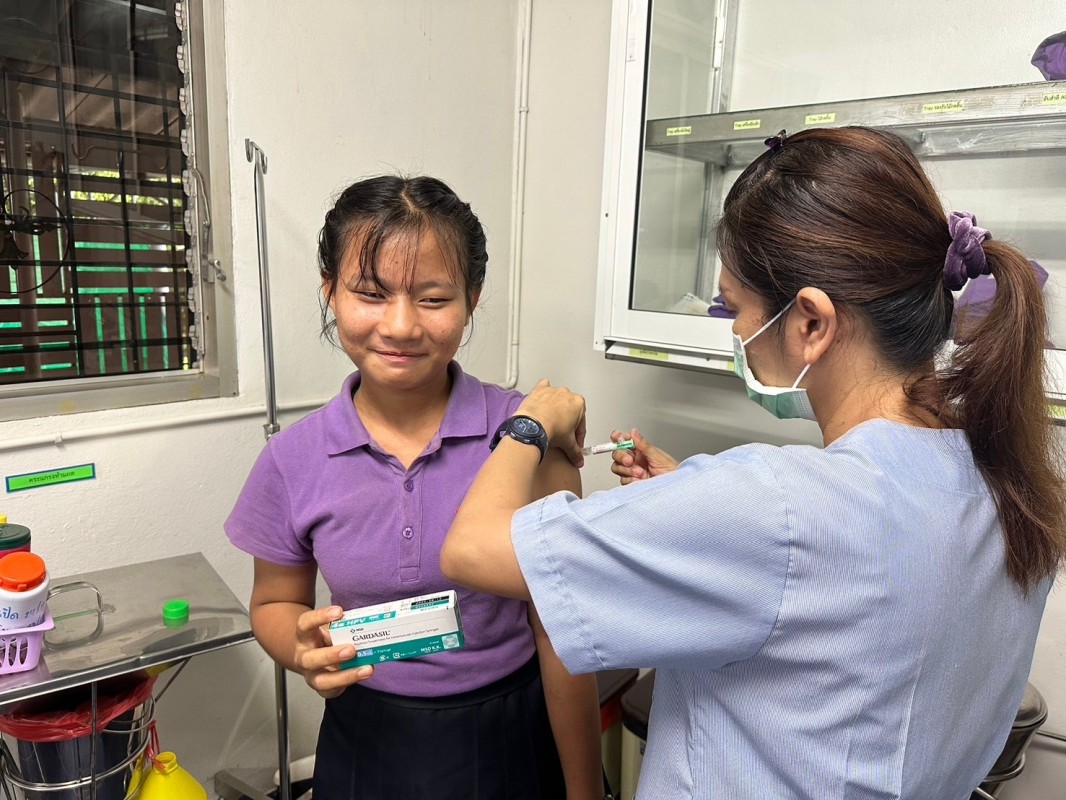 21 พ.ค.2567 รพ.สต.บ้านสันป่าไร่ เจาะเลือดผู้ป่วยโรคความดันโลหิตสูง ที่รับยาที่ รพ.สต. ( กลุ่ม 3 ) จำนวน 21 ราย และฉีดวัคซีนป้องกันโรคมะเร็งปากมดลูก(HPV) เข็ม 2 นักเรียนหญิง จำนวน 20 ราย