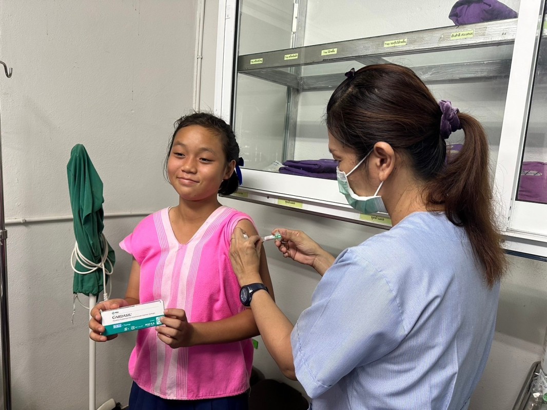 21 พ.ค.2567 รพ.สต.บ้านสันป่าไร่ เจาะเลือดผู้ป่วยโรคความดันโลหิตสูง ที่รับยาที่ รพ.สต. ( กลุ่ม 3 ) จำนวน 21 ราย และฉีดวัคซีนป้องกันโรคมะเร็งปากมดลูก(HPV) เข็ม 2 นักเรียนหญิง จำนวน 20 ราย