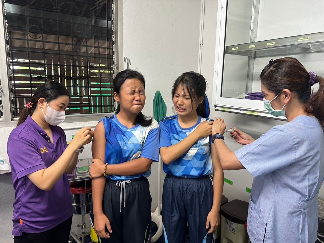 21 พ.ค.2567 รพ.สต.บ้านสันป่าไร่ เจาะเลือดผู้ป่วยโรคความดันโลหิตสูง ที่รับยาที่ รพ.สต. ( กลุ่ม 3 ) จำนวน 21 ราย และฉีดวัคซีนป้องกันโรคมะเร็งปากมดลูก(HPV) เข็ม 2 นักเรียนหญิง จำนวน 20 ราย