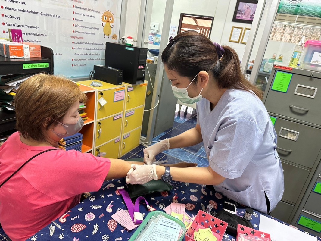 21 พ.ค.2567 รพ.สต.บ้านสันป่าไร่ เจาะเลือดผู้ป่วยโรคความดันโลหิตสูง ที่รับยาที่ รพ.สต. ( กลุ่ม 3 ) จำนวน 21 ราย และฉีดวัคซีนป้องกันโรคมะเร็งปากมดลูก(HPV) เข็ม 2 นักเรียนหญิง จำนวน 20 ราย