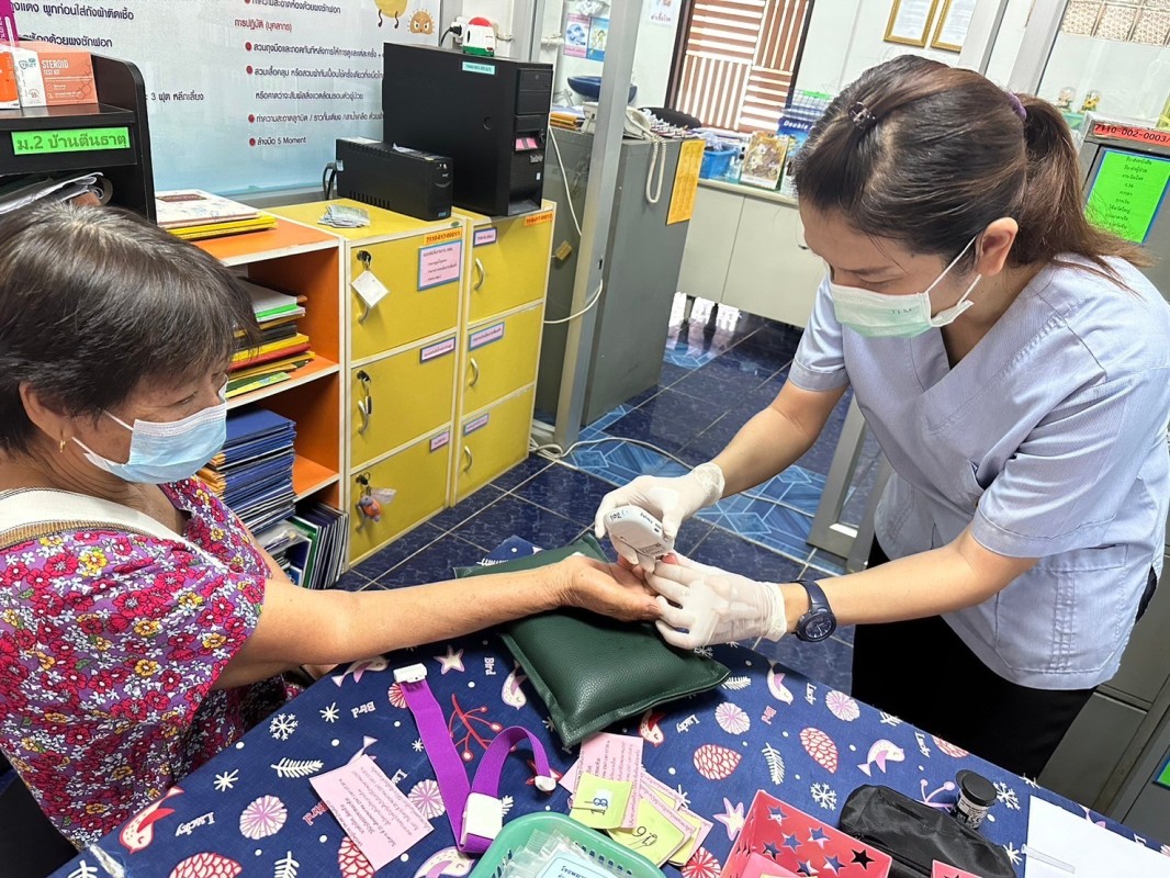 21 พ.ค.2567 รพ.สต.บ้านสันป่าไร่ เจาะเลือดผู้ป่วยโรคความดันโลหิตสูง ที่รับยาที่ รพ.สต. ( กลุ่ม 3 ) จำนวน 21 ราย และฉีดวัคซีนป้องกันโรคมะเร็งปากมดลูก(HPV) เข็ม 2 นักเรียนหญิง จำนวน 20 ราย