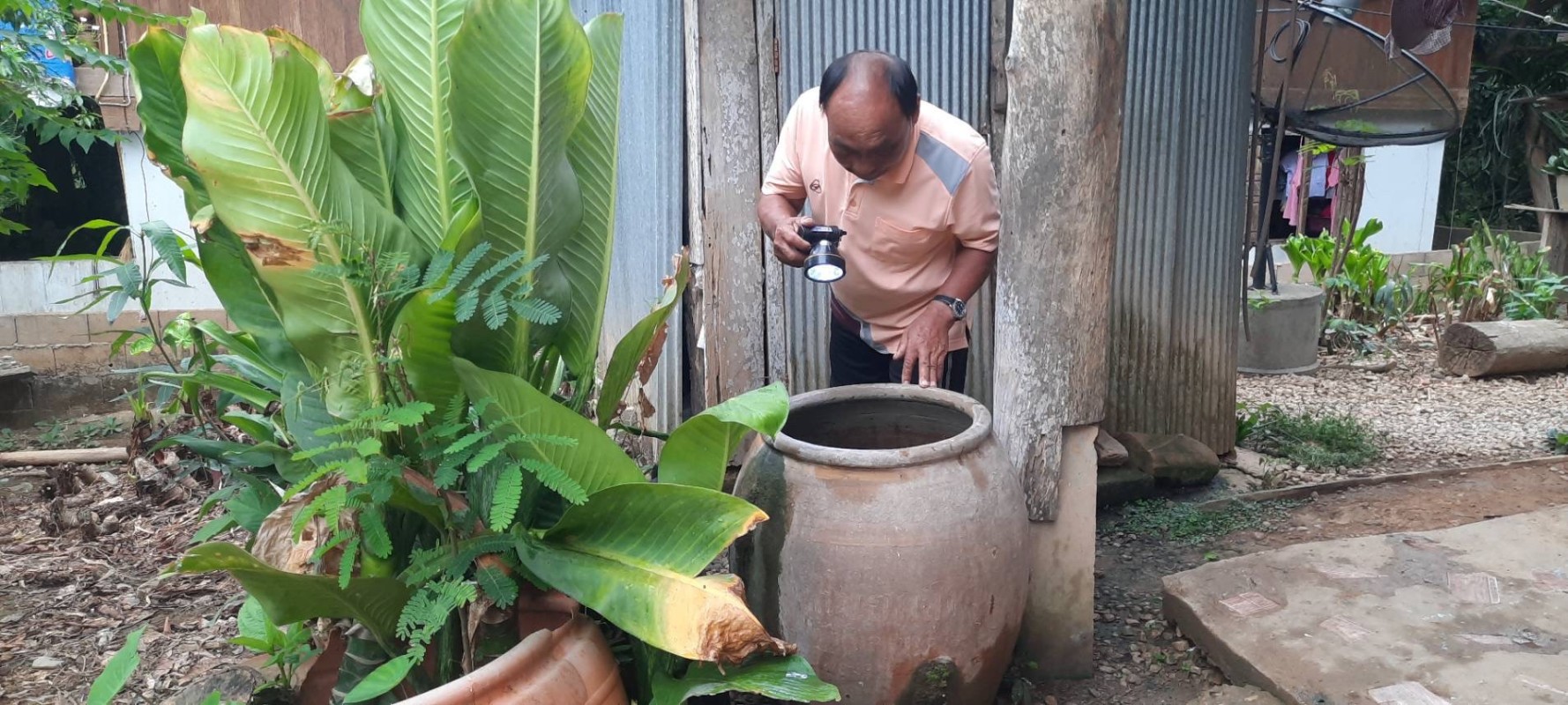 18/พ.ค./67 รพ.สต.บ้านสันป่าไร่ร่วมกับอาสาสมัครสาธารณสุขหมู่ที่2,3และ5 รณรงค์ทำลายแหล่งเพาะพันธ์ลูกน้ำยุงลายทางกายภาพและใส่ทรายอะเบทในภาชนะที่เป็นน้ำใช้ ในส่วนภาชนะที่พบลูกน้ำยุงลายจะทำลายโดยวิธีเทน้ำทิ้ง