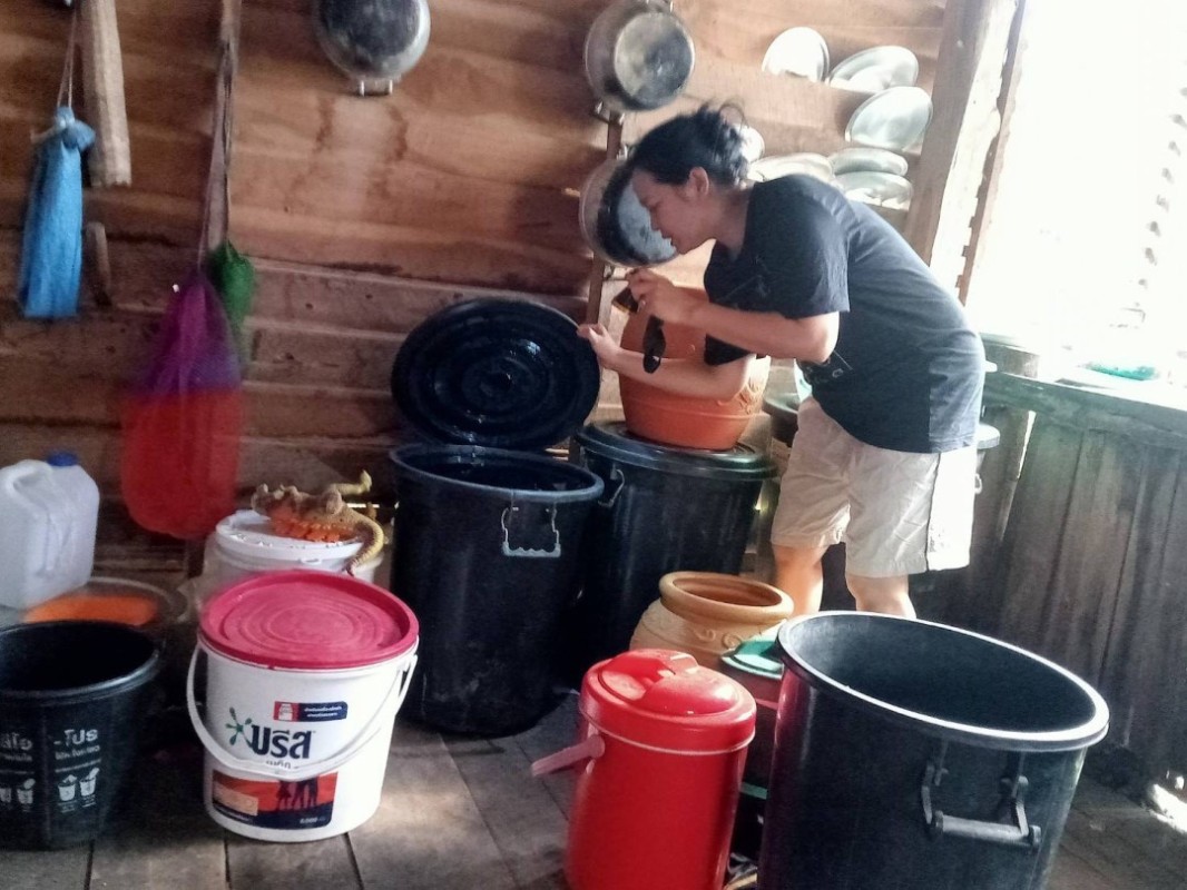 18/พ.ค./67 รพ.สต.บ้านสันป่าไร่ร่วมกับอาสาสมัครสาธารณสุขหมู่ที่2,3และ5 รณรงค์ทำลายแหล่งเพาะพันธ์ลูกน้ำยุงลายทางกายภาพและใส่ทรายอะเบทในภาชนะที่เป็นน้ำใช้ ในส่วนภาชนะที่พบลูกน้ำยุงลายจะทำลายโดยวิธีเทน้ำทิ้ง