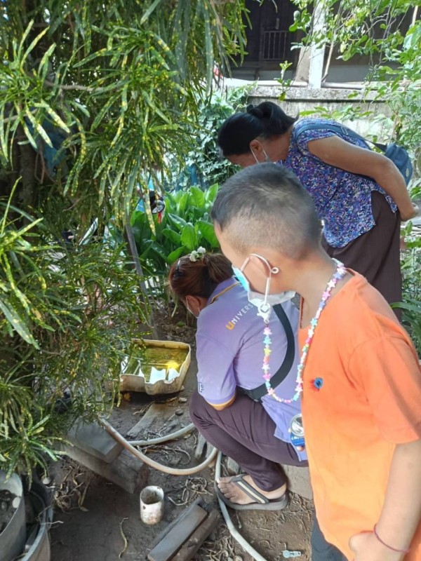 18/พ.ค./67 รพ.สต.บ้านสันป่าไร่ร่วมกับอาสาสมัครสาธารณสุขหมู่ที่2,3และ5 รณรงค์ทำลายแหล่งเพาะพันธ์ลูกน้ำยุงลายทางกายภาพและใส่ทรายอะเบทในภาชนะที่เป็นน้ำใช้ ในส่วนภาชนะที่พบลูกน้ำยุงลายจะทำลายโดยวิธีเทน้ำทิ้ง