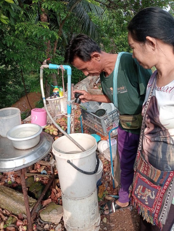 18/พ.ค./67 รพ.สต.บ้านสันป่าไร่ร่วมกับอาสาสมัครสาธารณสุขหมู่ที่2,3และ5 รณรงค์ทำลายแหล่งเพาะพันธ์ลูกน้ำยุงลายทางกายภาพและใส่ทรายอะเบทในภาชนะที่เป็นน้ำใช้ ในส่วนภาชนะที่พบลูกน้ำยุงลายจะทำลายโดยวิธีเทน้ำทิ้ง