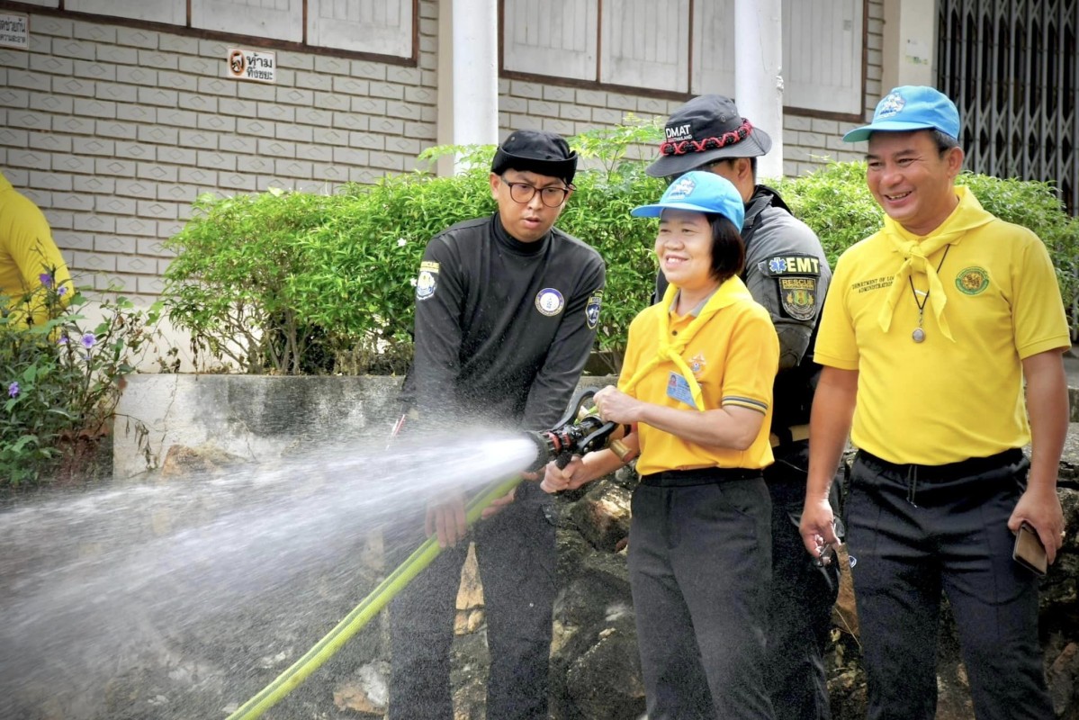 รองปลัดองค์การบริหารส่วนจังหวัดตาก พร้อมด้วยข้าราชการ และเจ้าหน้าที่ในสังกัดองค์การบริหารส่วนจังหวัดตาก ร่วมกิจกรรมจิตอาสาพัฒนา