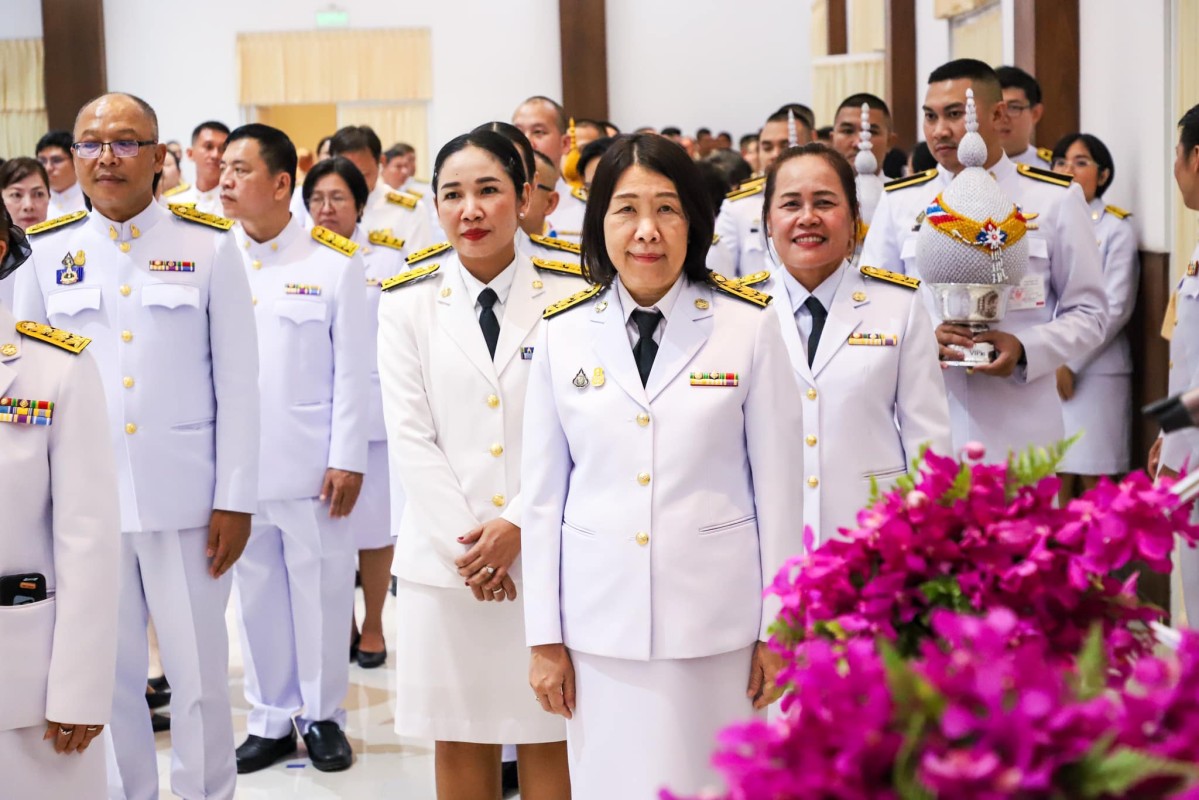 รองปลัดองค์การบริหารส่วนจังหวัดตาก พร้อมด้วยเจ้าหน้าที่ องค์การบริหารส่วนจังหวัดตาก เข้าร่วมพิธีพิธีถวายเครื่องราชสักการะ วางพานพุ่ม และจุดเทียนถวายพระพรชัยมงคล สมเด็จพระนางเจ้าฯ พระบรมราชินี