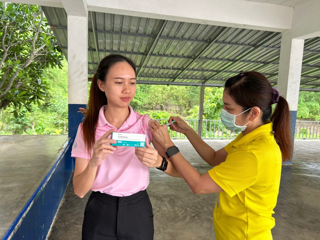 6 มิ.ย.67 รพ.สต.บ้านสันป่าไร่ ฉีดวัคซีนป้องกันโรคมะเร็งปากมดลูก(HPV) เข็มที่ 2 แก่ นักเรียนหญิง อายุ 15-18ปี , ครู , อสม.จำนวน 39 ราย