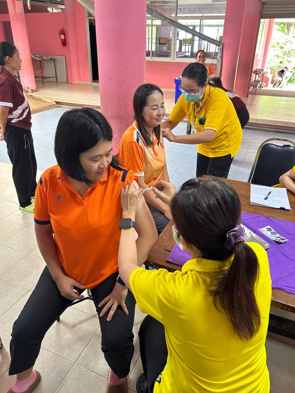 6 มิ.ย.67 รพ.สต.บ้านสันป่าไร่ ฉีดวัคซีนป้องกันโรคมะเร็งปากมดลูก(HPV) เข็มที่ 2 แก่ นักเรียนหญิง อายุ 15-18ปี , ครู , อสม.จำนวน 39 ราย