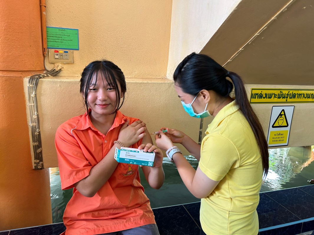 6 มิ.ย.67 รพ.สต.บ้านสันป่าไร่ ฉีดวัคซีนป้องกันโรคมะเร็งปากมดลูก(HPV) เข็มที่ 2 แก่ นักเรียนหญิง อายุ 15-18ปี , ครู , อสม.จำนวน 39 ราย