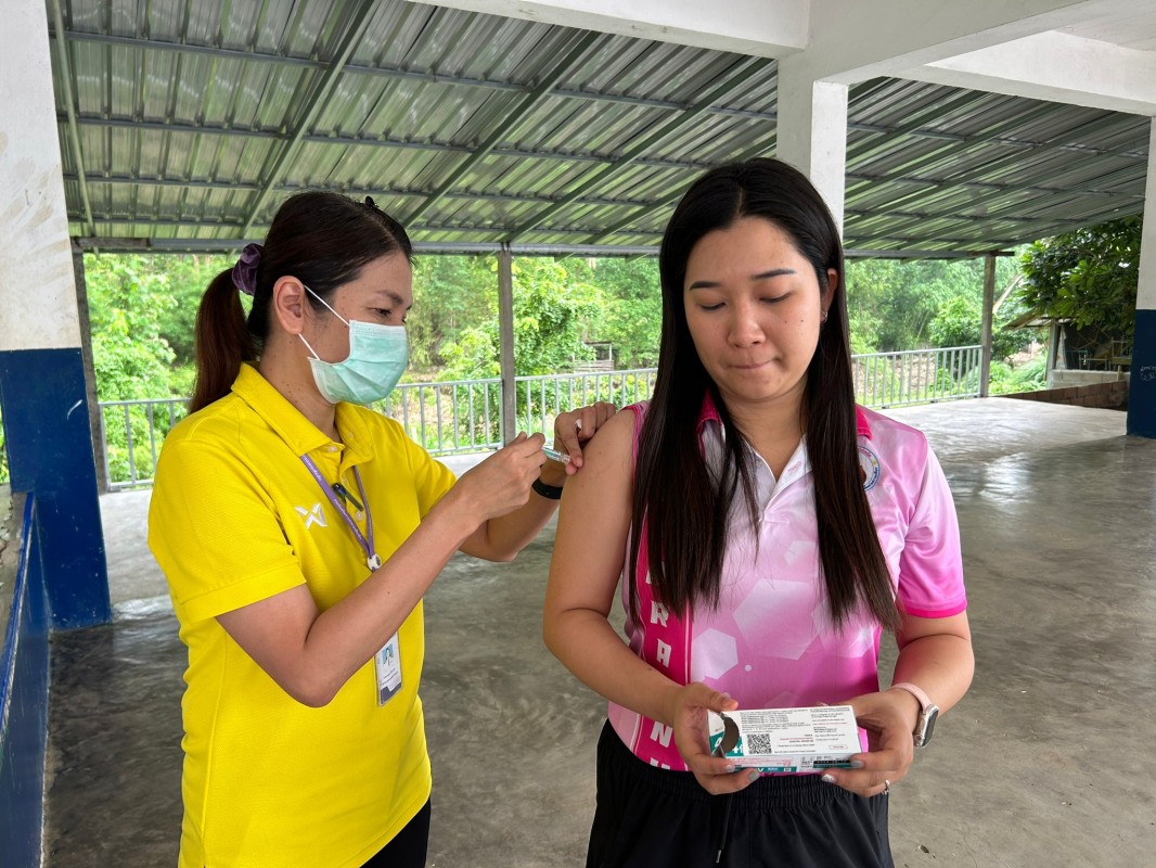 6 มิ.ย.67 รพ.สต.บ้านสันป่าไร่ ฉีดวัคซีนป้องกันโรคมะเร็งปากมดลูก(HPV) เข็มที่ 2 แก่ นักเรียนหญิง อายุ 15-18ปี , ครู , อสม.จำนวน 39 ราย