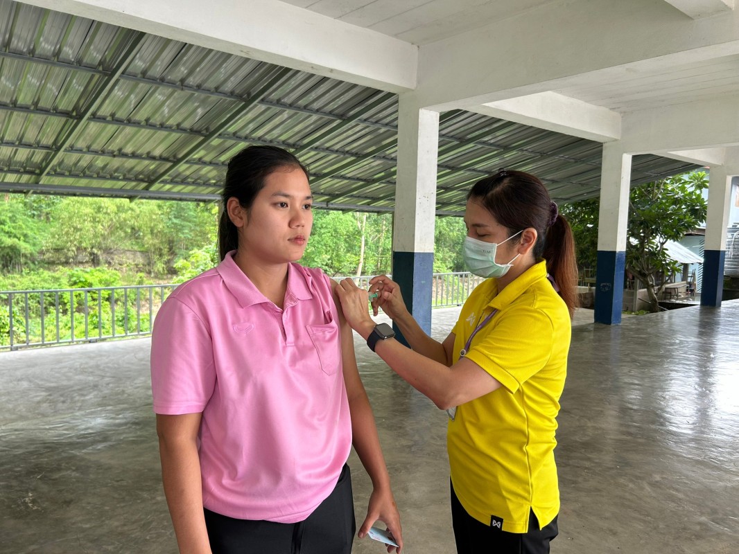 6 มิ.ย.67 รพ.สต.บ้านสันป่าไร่ ฉีดวัคซีนป้องกันโรคมะเร็งปากมดลูก(HPV) เข็มที่ 2 แก่ นักเรียนหญิง อายุ 15-18ปี , ครู , อสม.จำนวน 39 ราย