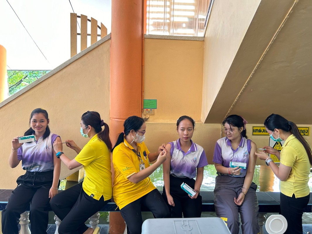 6 มิ.ย.67 รพ.สต.บ้านสันป่าไร่ ฉีดวัคซีนป้องกันโรคมะเร็งปากมดลูก(HPV) เข็มที่ 2 แก่ นักเรียนหญิง อายุ 15-18ปี , ครู , อสม.จำนวน 39 ราย