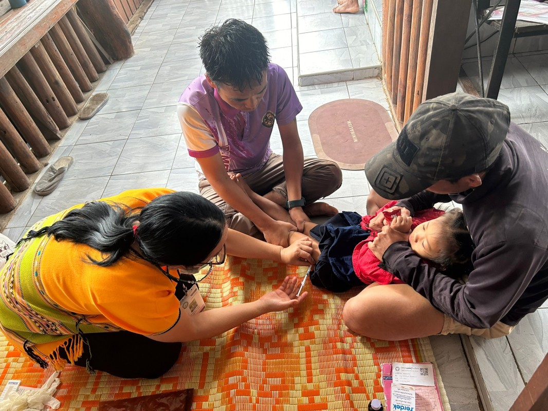 12 ก.ค.67 รพ.สต.บ้านสันป่าไร่ ออกหน่วยฉีดวัคซีนเด็กอายุ 2 เดือน ถึง 4 ปี หมู่ 6 บ้านห้วยกระทิง จำนวน 18 ราย