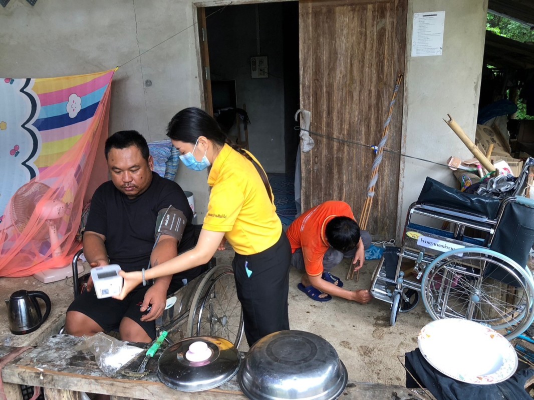 25 ก.ค. 67 จนท.รพ.สต.บ้านสันป่าไร่ ร่วมกับนักกายภาพ และผู้รับผิดชอบงาน Palliative Care รพ.แม่ระมาด ลงพื้นที่เยี่ยมบ้านและติดตามอาการ ผู้ป่วยโรคหลอดเลือดสมอง (Stroke) จำนวน 3 ราย ผู้ป่วยติดเตียง จำนวน 1 ราย ผู้ป่วยโรคมะเร็งตับ จำนวน 1 ราย ผู้ป่วยผ่าตัดหมอน