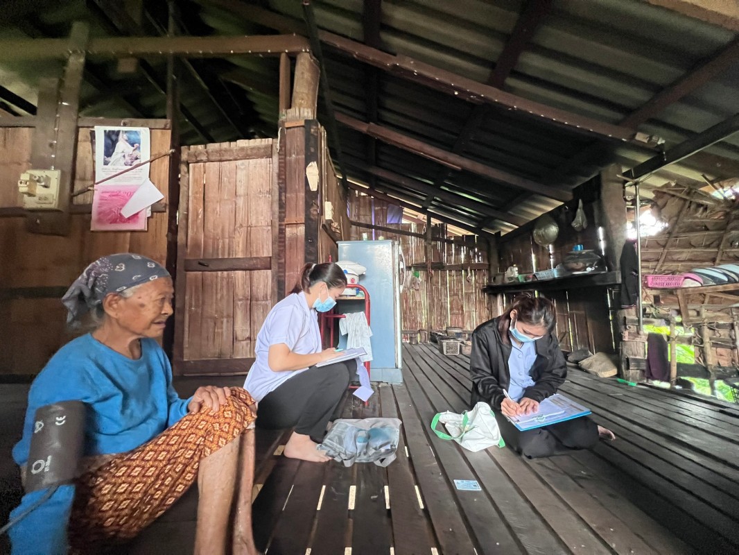 25 ก.ค. 67 จนท.รพ.สต.บ้านสันป่าไร่ ร่วมกับนักกายภาพ และผู้รับผิดชอบงาน Palliative Care รพ.แม่ระมาด ลงพื้นที่เยี่ยมบ้านและติดตามอาการ ผู้ป่วยโรคหลอดเลือดสมอง (Stroke) จำนวน 3 ราย ผู้ป่วยติดเตียง จำนวน 1 ราย ผู้ป่วยโรคมะเร็งตับ จำนวน 1 ราย ผู้ป่วยผ่าตัดหมอน