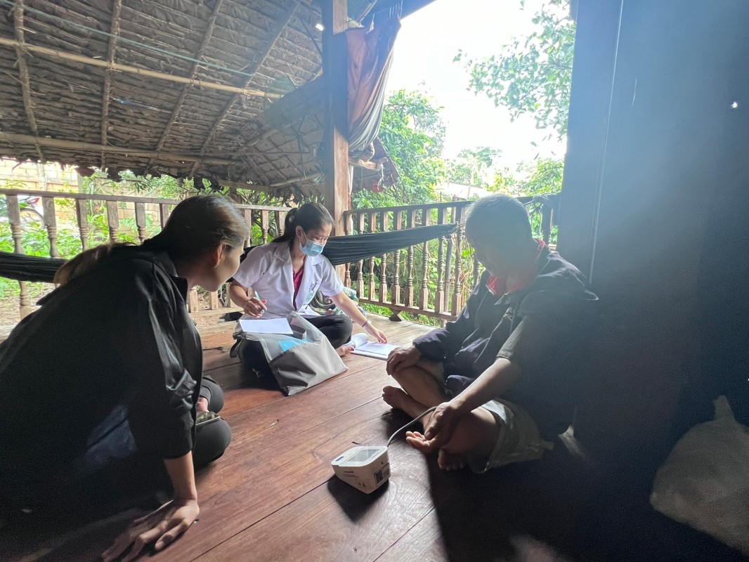 25 ก.ค. 67 จนท.รพ.สต.บ้านสันป่าไร่ ร่วมกับนักกายภาพ และผู้รับผิดชอบงาน Palliative Care รพ.แม่ระมาด ลงพื้นที่เยี่ยมบ้านและติดตามอาการ ผู้ป่วยโรคหลอดเลือดสมอง (Stroke) จำนวน 3 ราย ผู้ป่วยติดเตียง จำนวน 1 ราย ผู้ป่วยโรคมะเร็งตับ จำนวน 1 ราย ผู้ป่วยผ่าตัดหมอน