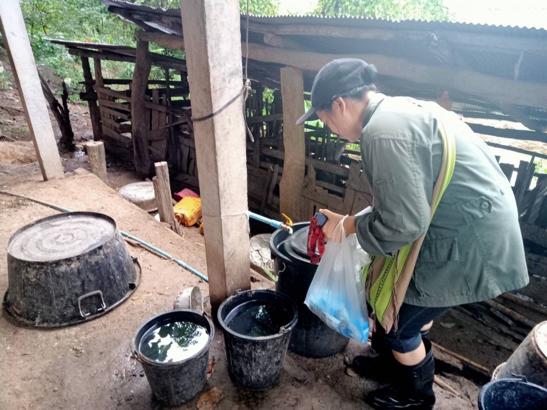 12 ส.ค. 67 จนท.รพ.สต.บ้านสันป่าไร่ร่วมกับผู้นำชุมชนและประชาชน ม.3บ้านป่าไร่เหนือ ร่วมกิจกรรมจิตอาสา แม่ของแผ่นดิน รณรงค์สำรวจและทำลายแหล่งเพาะพันธ์ลูกน้ำยุงลาย เนื่องในวันแม่แห่งชาติ