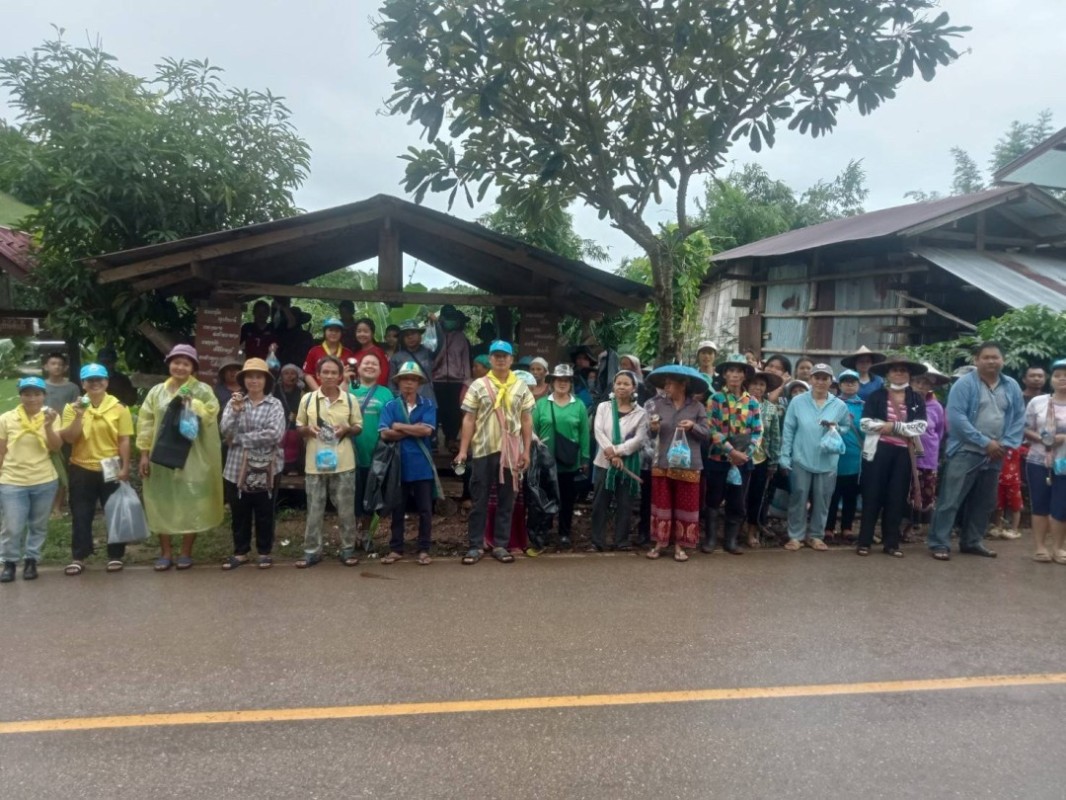 12 ส.ค. 67 จนท.รพ.สต.บ้านสันป่าไร่ร่วมกับผู้นำชุมชนและประชาชน ม.3บ้านป่าไร่เหนือ ร่วมกิจกรรมจิตอาสา แม่ของแผ่นดิน รณรงค์สำรวจและทำลายแหล่งเพาะพันธ์ลูกน้ำยุงลาย เนื่องในวันแม่แห่งชาติ