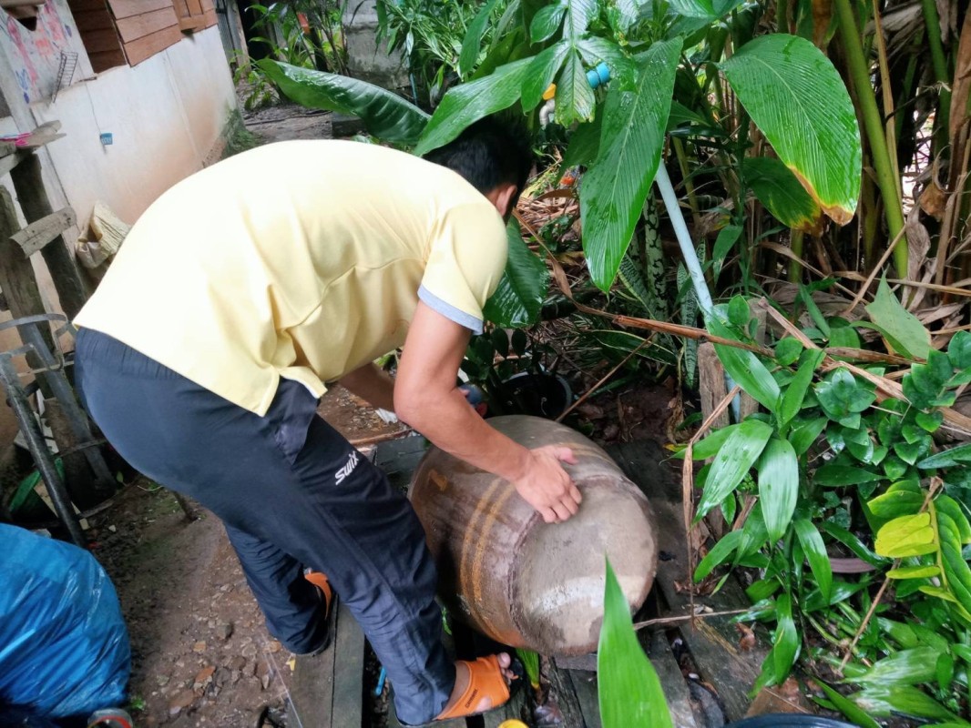 12 ส.ค. 67 จนท.รพ.สต.บ้านสันป่าไร่ร่วมกับผู้นำชุมชนและประชาชน ม.3บ้านป่าไร่เหนือ ร่วมกิจกรรมจิตอาสา แม่ของแผ่นดิน รณรงค์สำรวจและทำลายแหล่งเพาะพันธ์ลูกน้ำยุงลาย เนื่องในวันแม่แห่งชาติ