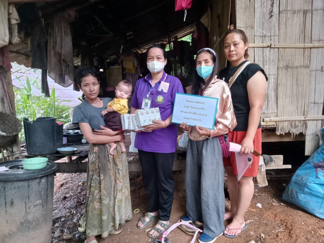 15 ส.ค.67 นางเสาร์แก้ว อ่วมพิทยา เจ้าพนักงานสาธารณสุข รพ.สต.บ้านสันป่าไร่ ร่วมกับเครือข่ายแม่ยุคใหม่ใส่ใจสุขภาพ เยี่ยมหญิงหลังคลอดและหญิงตั้งครรภ์ ม.5 บ้านสันป่าไร่ จำนวน 2 คนและมอบนมจืดแก่เด็กอายุ 0-6 ปี ที่มีน้ำหนักตกเกณฑ์ ม.2 บ้านตีนธาตุ ม.3 บ้านป่าไร่