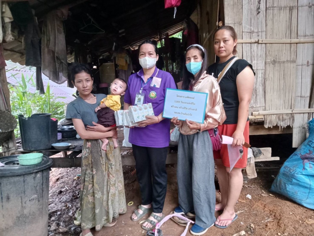 15 ส.ค.67 นางเสาร์แก้ว อ่วมพิทยา เจ้าพนักงานสาธารณสุข รพ.สต.บ้านสันป่าไร่ ร่วมกับเครือข่ายแม่ยุคใหม่ใส่ใจสุขภาพ เยี่ยมหญิงหลังคลอดและหญิงตั้งครรภ์ ม.5 บ้านสันป่าไร่ จำนวน 2 คนและมอบนมจืดแก่เด็กอายุ 0-6 ปี ที่มีน้ำหนักตกเกณฑ์ ม.2 บ้านตีนธาตุ ม.3 บ้านป่าไร่