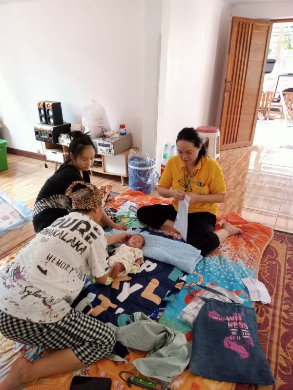 15 ส.ค.67 นางเสาร์แก้ว อ่วมพิทยา เจ้าพนักงานสาธารณสุข รพ.สต.บ้านสันป่าไร่ ร่วมกับเครือข่ายแม่ยุคใหม่ใส่ใจสุขภาพ เยี่ยมหญิงหลังคลอดและหญิงตั้งครรภ์ ม.5 บ้านสันป่าไร่ จำนวน 2 คนและมอบนมจืดแก่เด็กอายุ 0-6 ปี ที่มีน้ำหนักตกเกณฑ์ ม.2 บ้านตีนธาตุ ม.3 บ้านป่าไร่