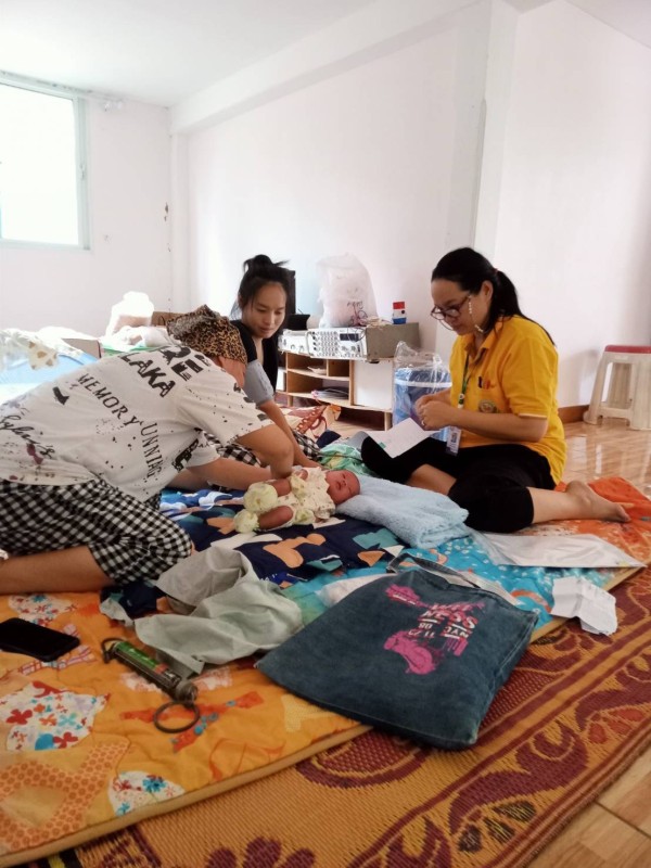 15 ส.ค.67 นางเสาร์แก้ว อ่วมพิทยา เจ้าพนักงานสาธารณสุข รพ.สต.บ้านสันป่าไร่ ร่วมกับเครือข่ายแม่ยุคใหม่ใส่ใจสุขภาพ เยี่ยมหญิงหลังคลอดและหญิงตั้งครรภ์ ม.5 บ้านสันป่าไร่ จำนวน 2 คนและมอบนมจืดแก่เด็กอายุ 0-6 ปี ที่มีน้ำหนักตกเกณฑ์ ม.2 บ้านตีนธาตุ ม.3 บ้านป่าไร่