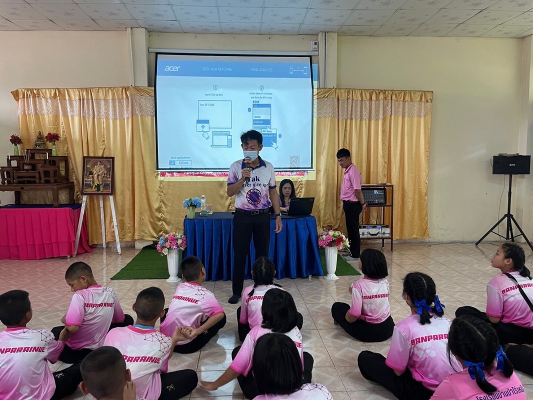 17 ส.ค. 67 นางเสาร์แก้ว อ่วมพิทยา เจ้าพนักงานสาธารณสุข รพ.สต.บ้านสันป่าไร่และนายวิทวัส ตาคำ ประธานเครือข่ายคนต่อชีวิต ร่วมเป็นวิทยากรอบรมให้ความรู้แก่นักเรียนโรงเรียนบ้านป่าไร่เหนือในโครงการเฝ้าระวังป้องกันและควบคุมโรคไข้หวัดใหญ่สายพันธ์ใหม่และโรคระบาดตาม