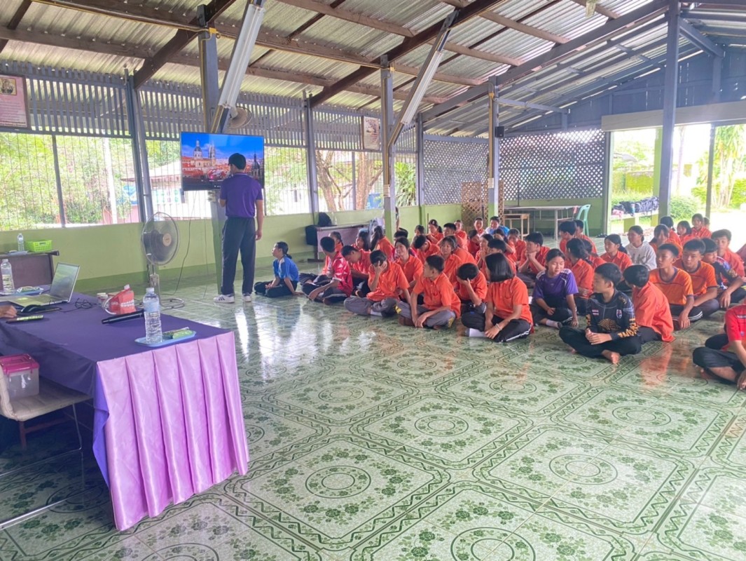 18 ก.ค. 67 นส.พนิดา ตลับทอง จพ.ทันตาภิบาลปฏิบัติการพร้อมด้วยนส.โสภา วรนารถวิชัย ผู้ช่วยทันตกรรม รพ.สต.บ้านสันป่าไร่ จัดกิจกรรมฟันสะอาดเหงือกแข็งแรงนักเรียนโรงเรียนบ้านสันป่าไร่ชั้นม.1 จำนวน 32 ราย พร้อมทั้งตรวจสุขภาพช่องปากและให้ทันตสุขศึกษานักเรียนม.2และ