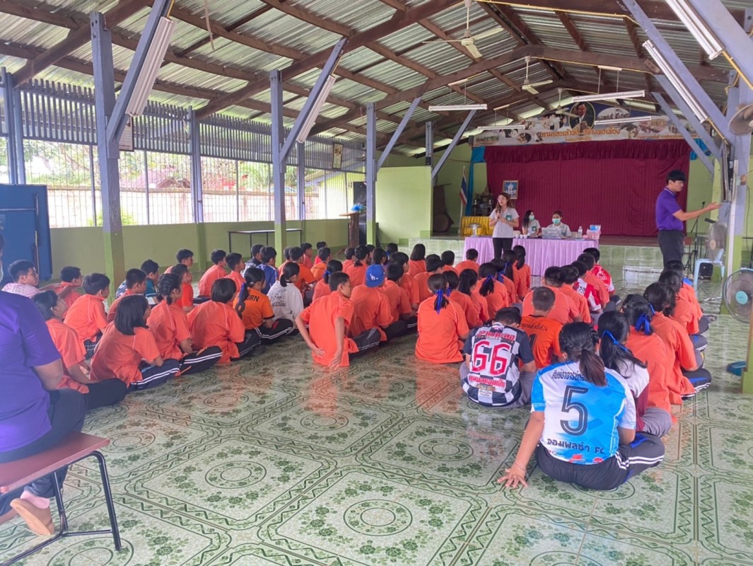 18 ก.ค. 67 นส.พนิดา ตลับทอง จพ.ทันตาภิบาลปฏิบัติการพร้อมด้วยนส.โสภา วรนารถวิชัย ผู้ช่วยทันตกรรม รพ.สต.บ้านสันป่าไร่ จัดกิจกรรมฟันสะอาดเหงือกแข็งแรงนักเรียนโรงเรียนบ้านสันป่าไร่ชั้นม.1 จำนวน 32 ราย พร้อมทั้งตรวจสุขภาพช่องปากและให้ทันตสุขศึกษานักเรียนม.2และ