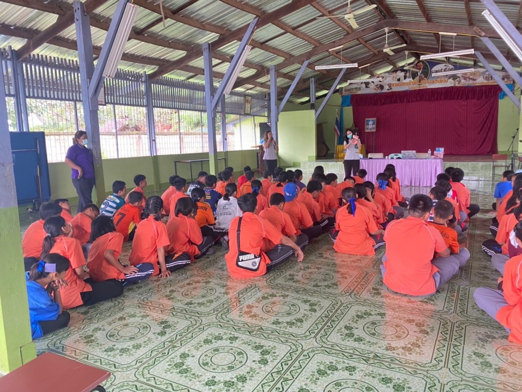 18 ก.ค. 67 นส.พนิดา ตลับทอง จพ.ทันตาภิบาลปฏิบัติการพร้อมด้วยนส.โสภา วรนารถวิชัย ผู้ช่วยทันตกรรม รพ.สต.บ้านสันป่าไร่ จัดกิจกรรมฟันสะอาดเหงือกแข็งแรงนักเรียนโรงเรียนบ้านสันป่าไร่ชั้นม.1 จำนวน 32 ราย พร้อมทั้งตรวจสุขภาพช่องปากและให้ทันตสุขศึกษานักเรียนม.2และ