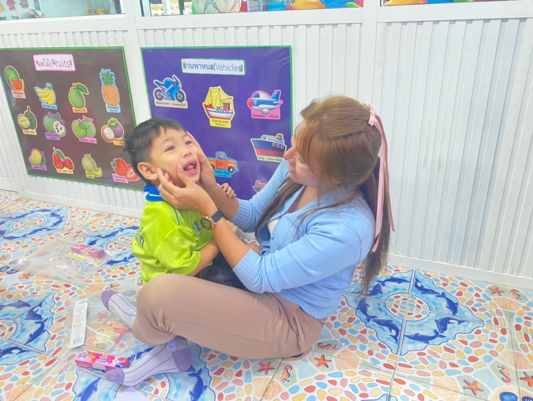 17 ส.ค. 67 นส.พนิดา ตลับทอง จพ.ทันตาภิบาลปฏิบัติการพร้อมด้วยนส.โสภา วรนารถวิชัย ผู้ช่วยทันตกรรม รพ.สต.บ้านสันป่าไร่ เป็นวิทยากรให้ความรู้กิจกรรมทันตสุขภาพที่ศพด.บ้านห้วยสลุงและตรวจสุขภาพช่องปากพร้อมทั้งเคลือบฟลูออไรด์จำนวน 28 ราย